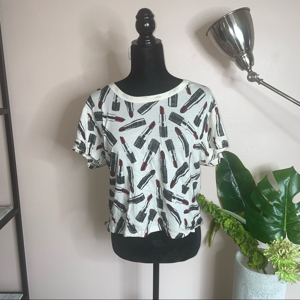 Lipstick Makeup Graphic Scoopneck Short Sleeves White Cropped T-Shirt Blouse